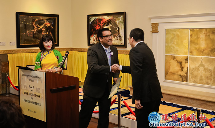 柯汶納副市長Jorge A. Marquez向收藏家吳宗吉頒發賀狀